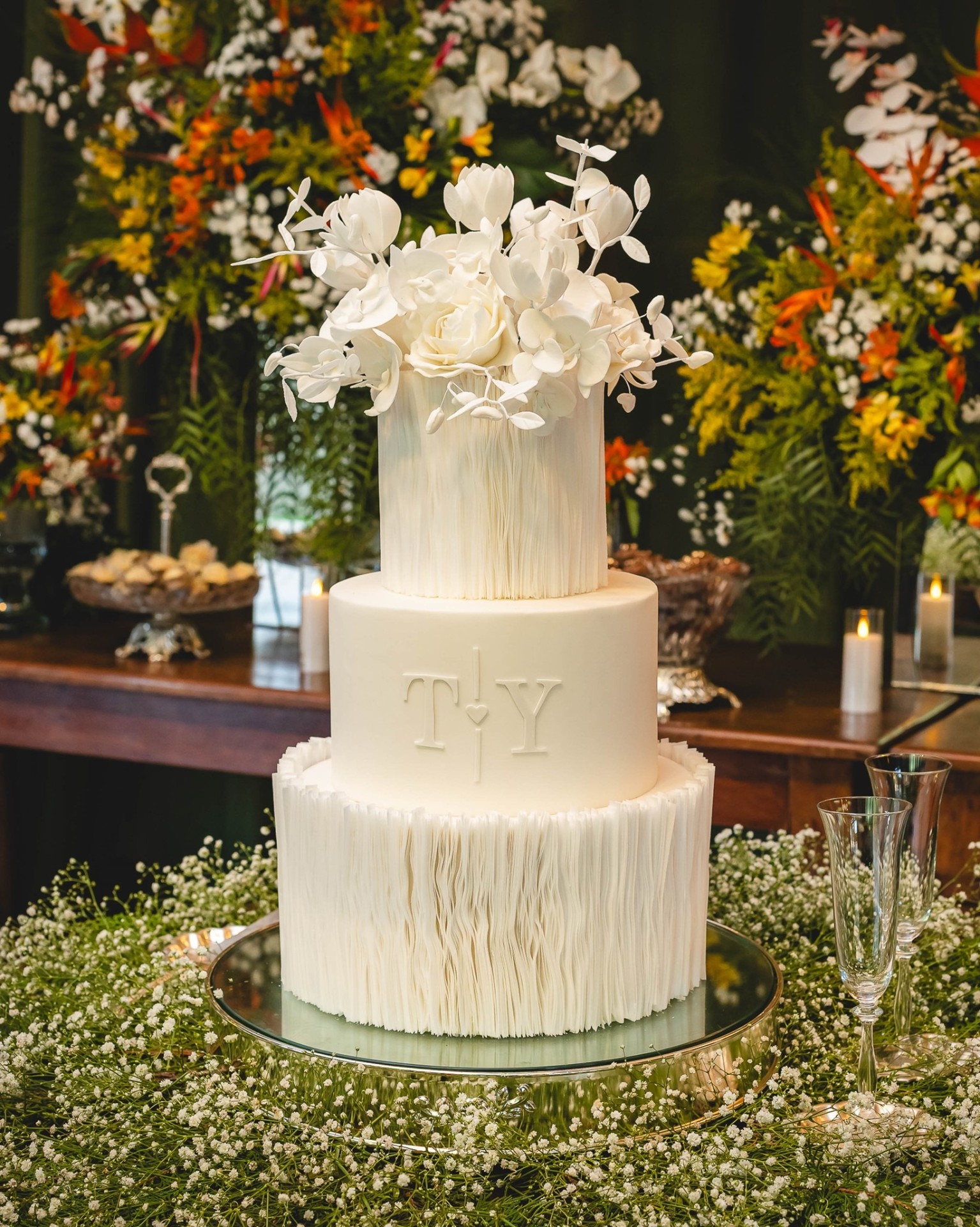 Bolo de casamento contemporâneo com acabamento texturizado