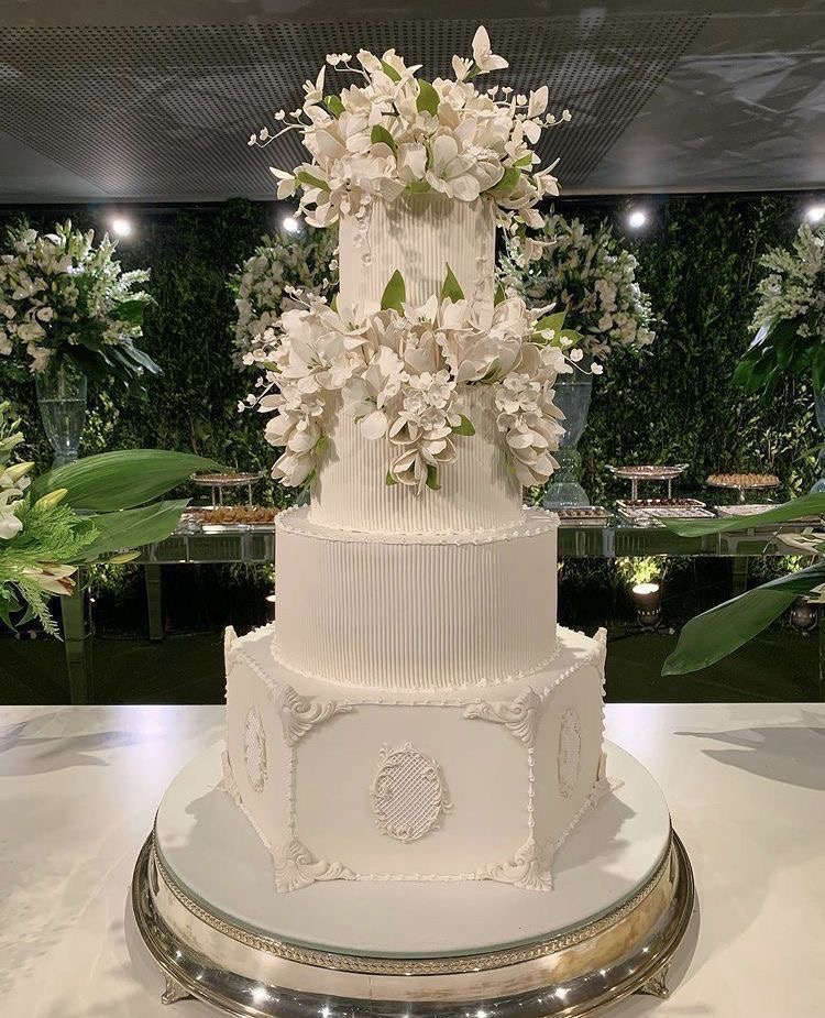 Bolo de casamento contemporâneo com acabamento texturizado