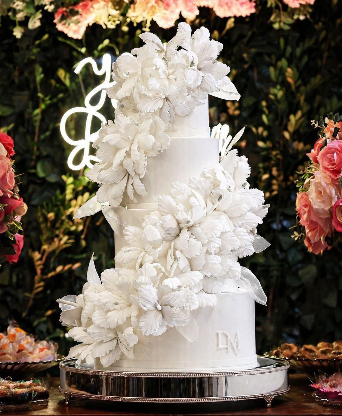 Detalhe de flores de açúcar em bolo de casamento