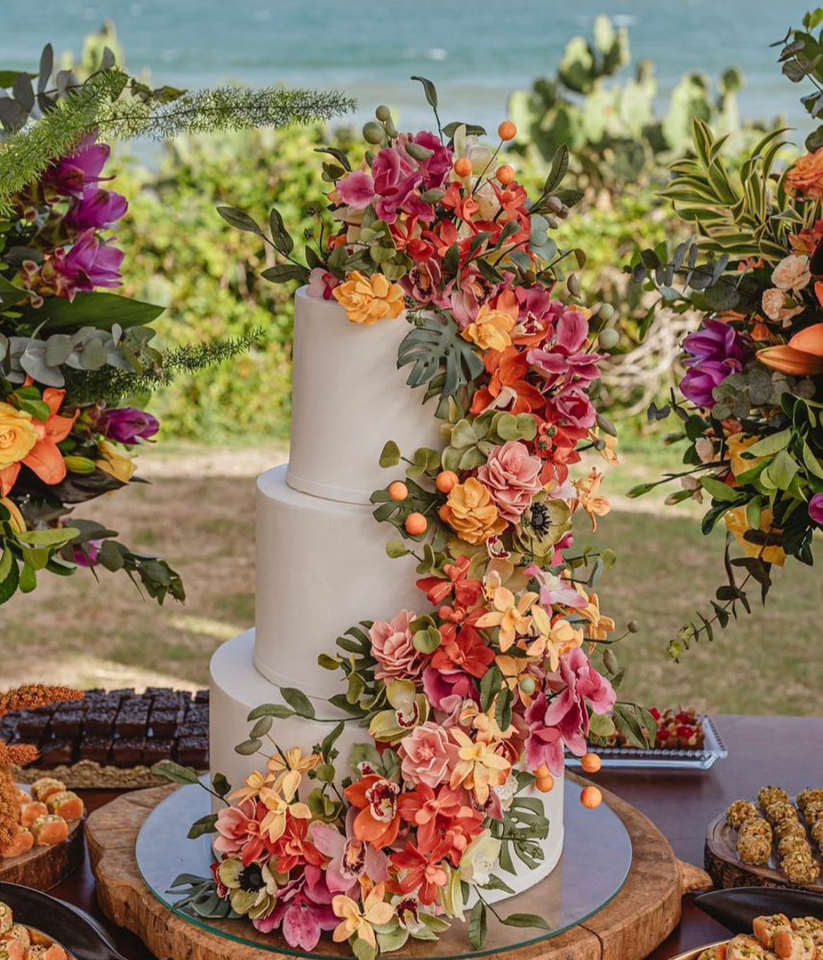 Detalhe de flores de açúcar em bolo de casamento