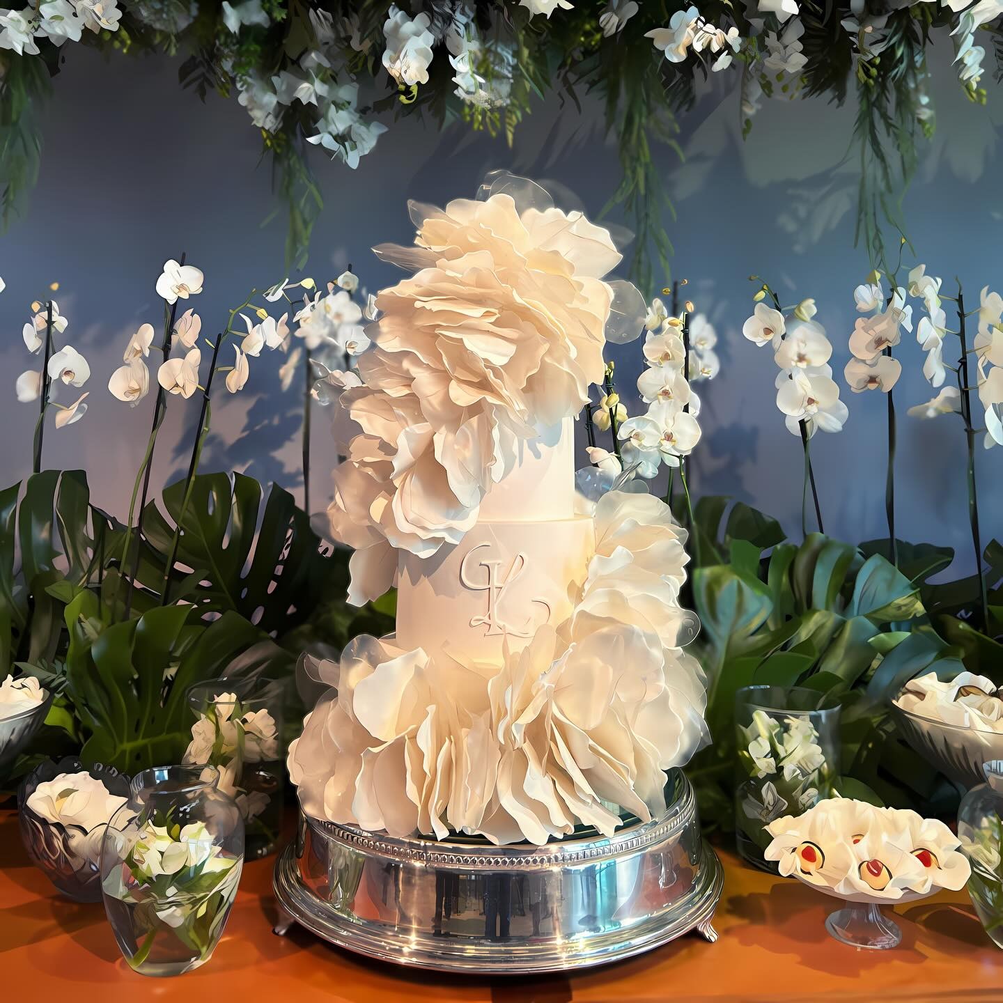 Bolo de casamento branco de vários andares com cascata de folhas de açúcar