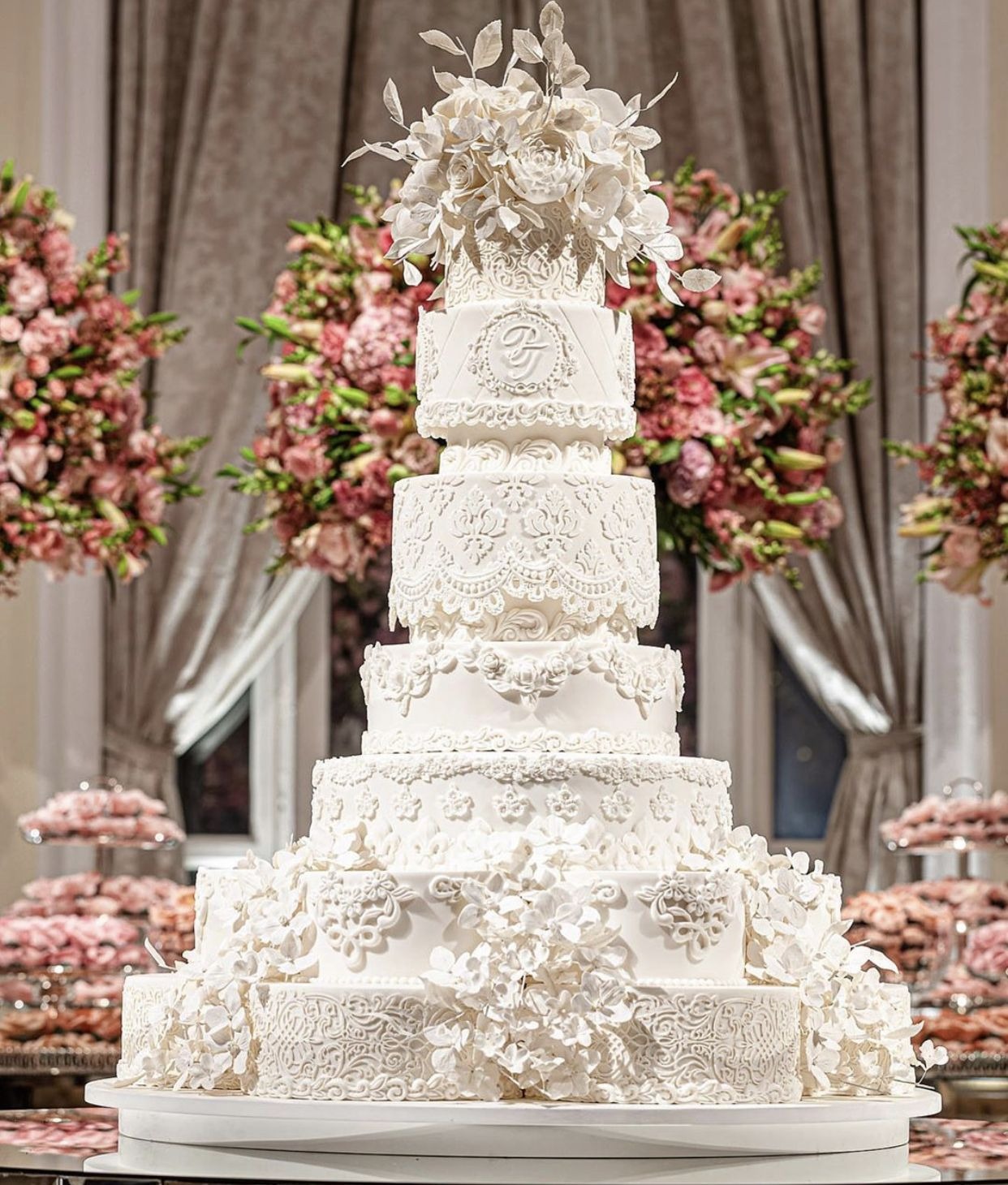 Bolo de casamento com monograma e detalhes em folhas